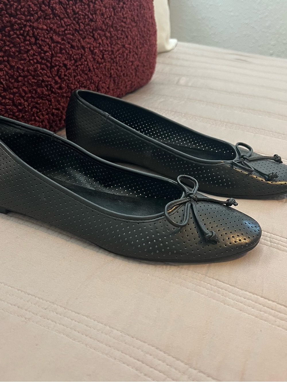 Bandolino Black Perforated Ballet Flats with Bow Accent City Chic Size 10